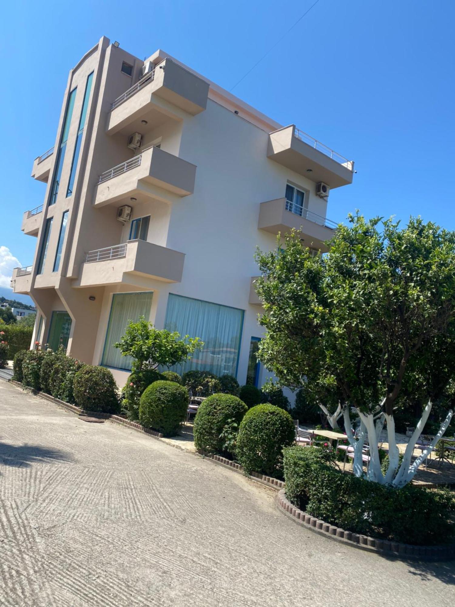 Hotel Dini Radhimë Exterior foto